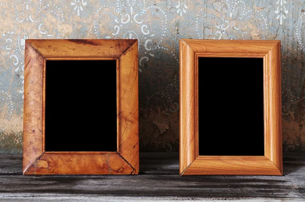 Duas molduras para fotos na mesa velha — Fotografia de Stock