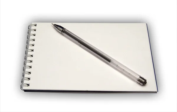 Блокнот с изолированной ручкой — стоковое фото