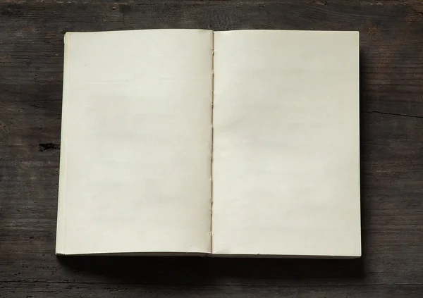 Книга на старому дерев'яному фоні — стокове фото