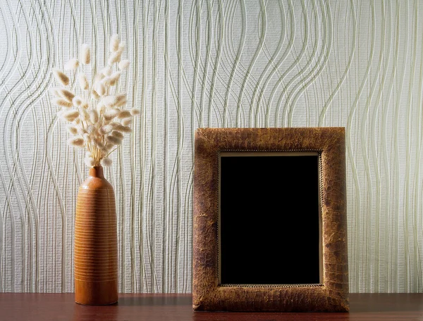 Ikebana e moldura de fotos vintage — Fotografia de Stock