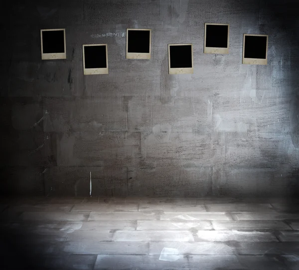 Rostiges Interieur mit Fotos, Sepia — Stockfoto