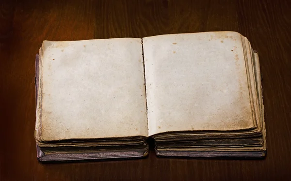 复古本书籍超过一个木制的表 — 图库照片