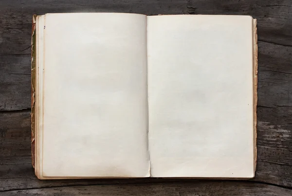 Blank otwarta książka na drewnianym tle — Zdjęcie stockowe