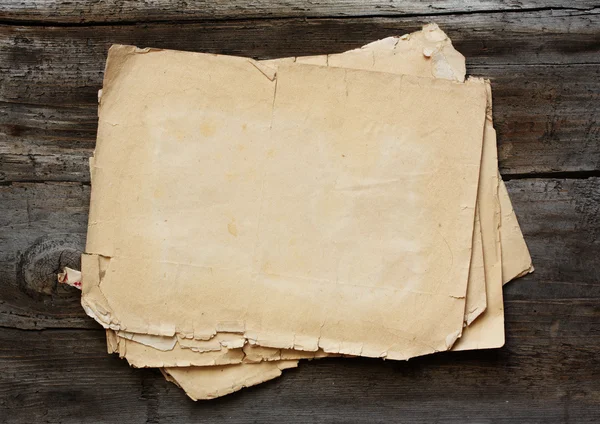 De papéis antigos sobre fundo de madeira — Fotografia de Stock