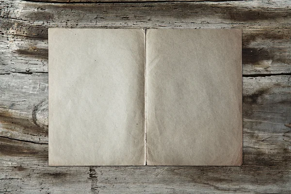 Винтажная бумага на деревянной текстуре — стоковое фото