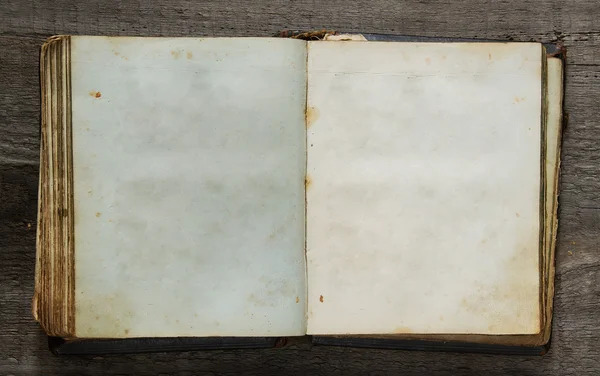 Libro sobre fondo de madera — Foto de Stock