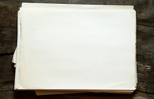 Stapel alter Papiere auf Holz — Stockfoto