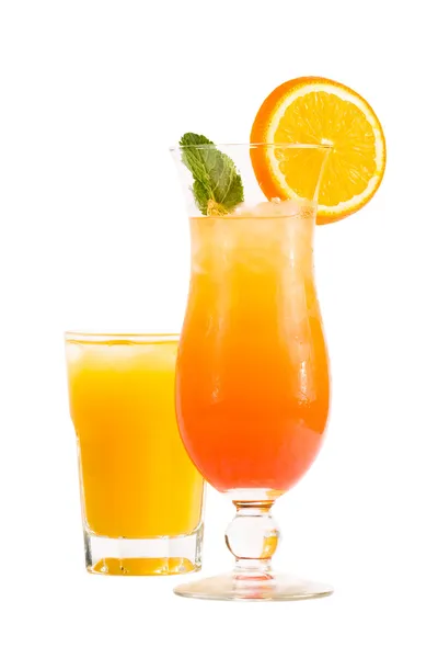Cocktail de laranja frio e suco de laranja — Fotografia de Stock