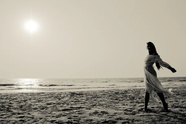 Jeune femme marchant sur une plage — Photo