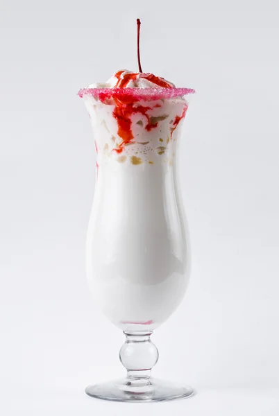 Koktél cseresznye és tejszínhabbal jég Stock Kép