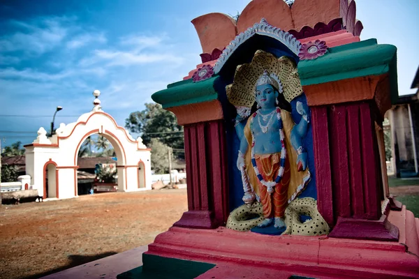 Estátua de Shiva e templo hindu Fotografia De Stock