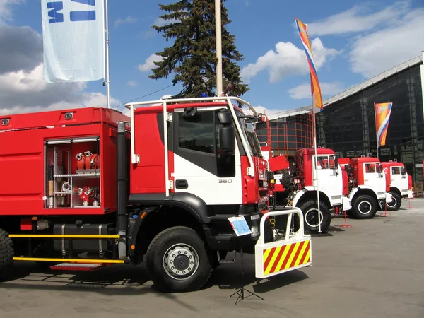 Linea dei camion dei pompieri — Foto Stock