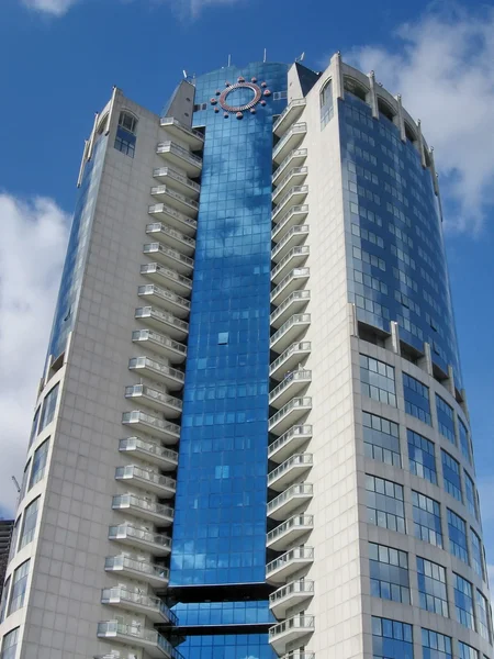 Wysoki Moskiewski niebieski budynek w pobliżu mostu Bagration — Zdjęcie stockowe