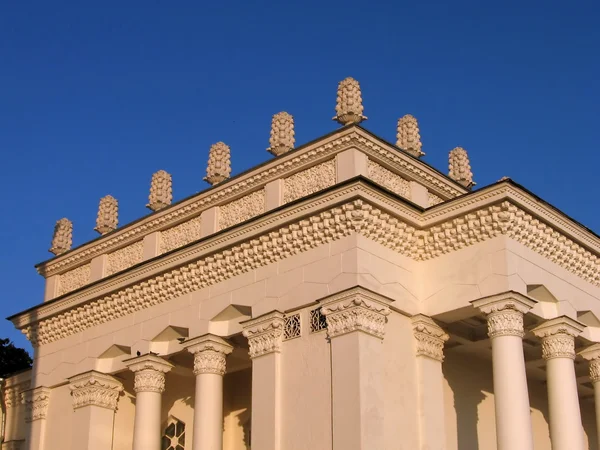 Здание с колоннами — стоковое фото