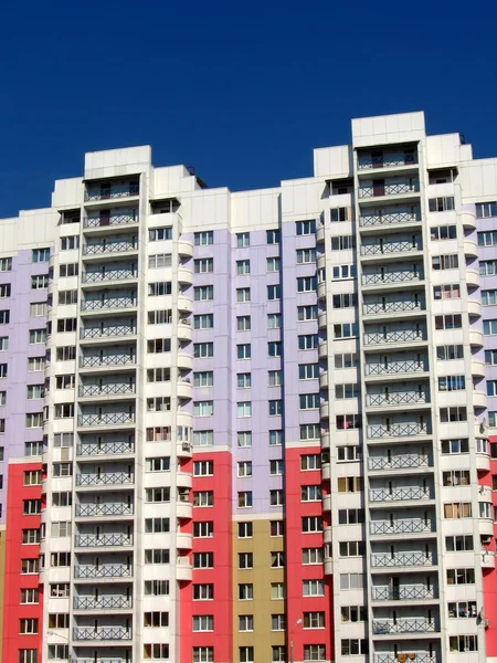 Renkli yüksek ev — Stok fotoğraf