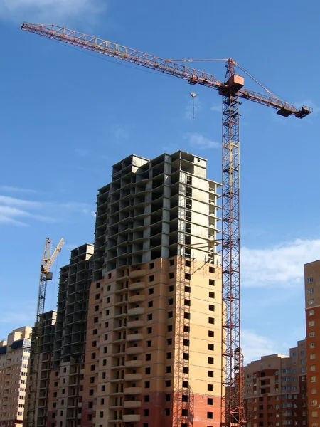Crane near the new high house — Stock Photo, Image