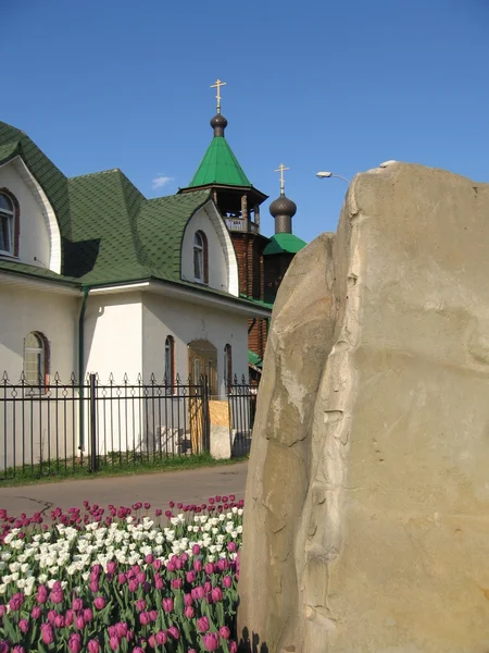 Duży kamień w pobliżu kościoła szkoły — Zdjęcie stockowe
