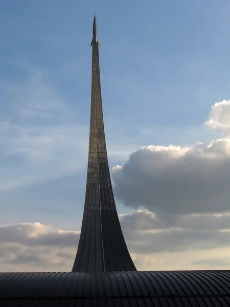 Straight rocket monument — Stock Photo, Image