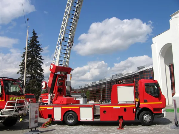Camion de pompiers avec échelle — Photo
