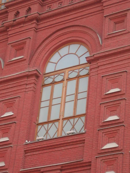 Окно в красной стене — стоковое фото