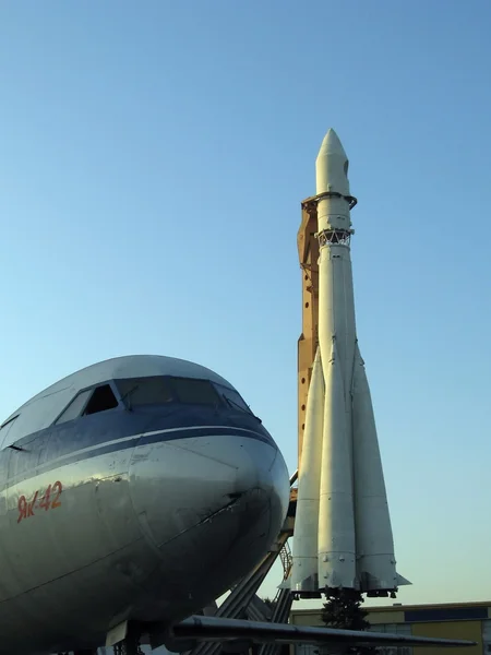 Rakete und Flugzeug — Stockfoto