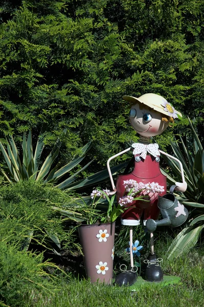 정원에 있는 작은 사람 로열티 프리 스톡 사진
