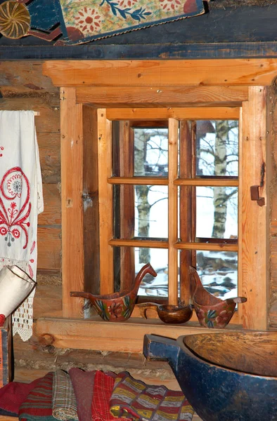 Fenster in altrussischer Izba. lizenzfreie Stockfotos
