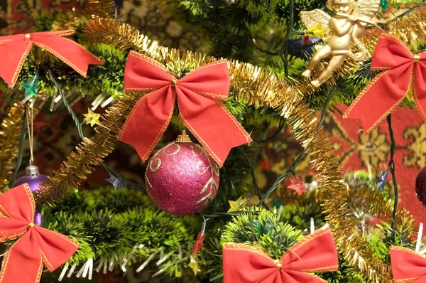 Ornamentos na árvore de Natal — Fotografia de Stock
