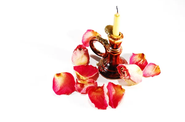 Спалена свічка і суха троянда з пелюстками — стокове фото
