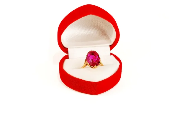 Anillo de oro con una piedra rubí en la caja — Foto de Stock
