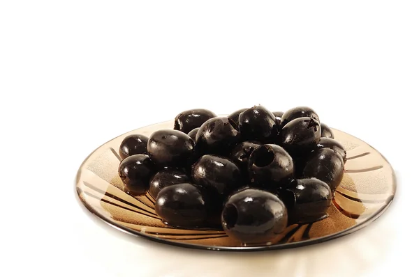 Svarta oliver i en skål. — Stockfoto