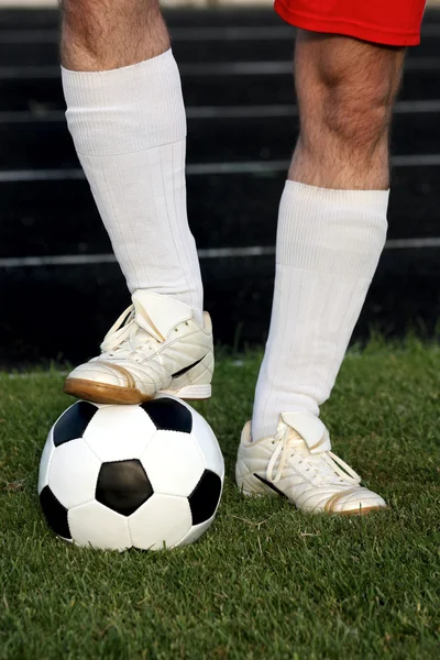Nohy s míčem — Stock fotografie