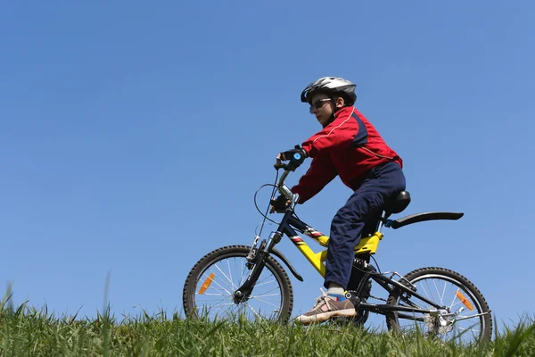 Хлопчик на велосипеді Стокове Фото