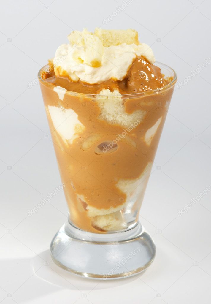 Soft biscuit and coffee cream dessert — Stock Photo © Sazykin 1137857