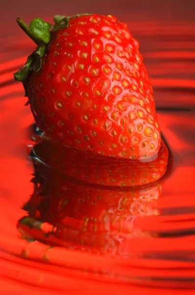 딸기와 물 — 스톡 사진