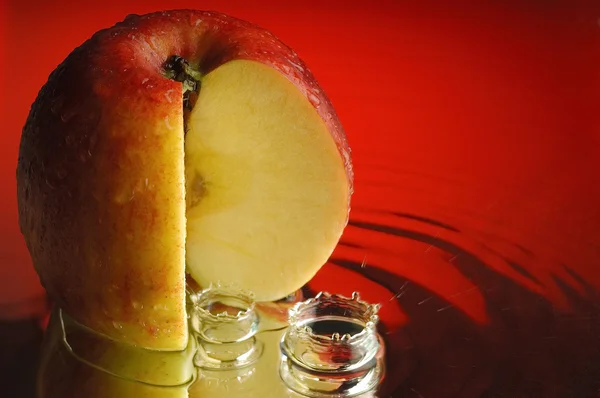 Red apple and water — Stock Photo, Image