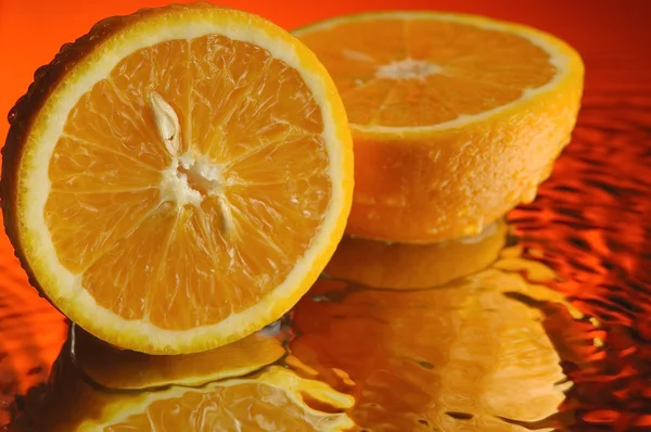ミラー上のぬれたオレンジ — ストック写真
