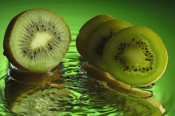 Kiwi bagnato su specchio Immagini Stock Royalty Free