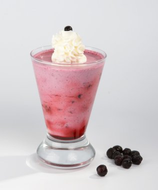 Bilberry mousse vanilyalı krema ile