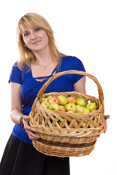 Chica con una cesta llena de frutas — Foto de Stock
