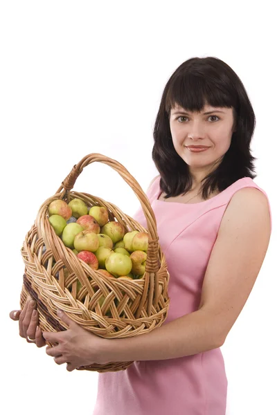 Menina com uma cesta de maçãs. — Fotografia de Stock