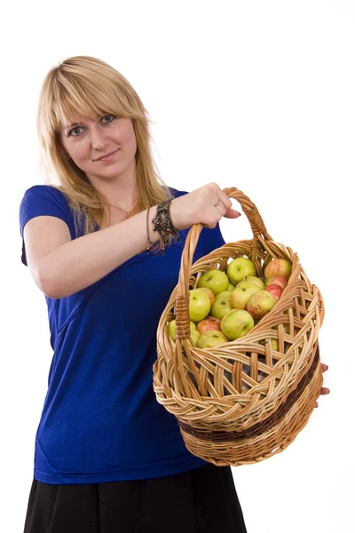 Menina com uma cesta de maçãs. — Fotografia de Stock
