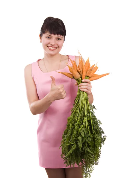 Девушка держит кучу моркови — стоковое фото
