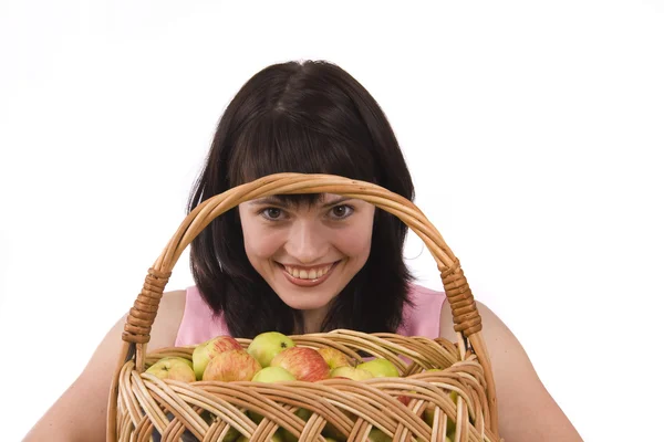 Chica con una cesta de manzanas. — Foto de Stock