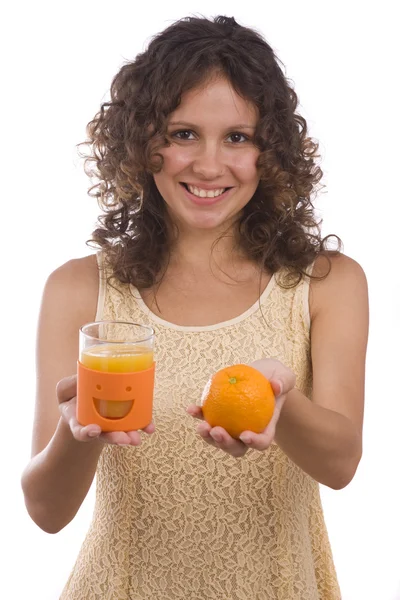 Mulher com suco de laranja e laranja . — Fotografia de Stock