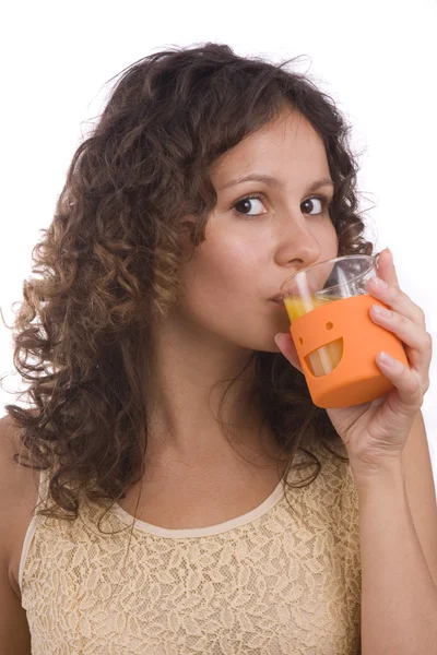 Menina está bebendo suco de laranja . — Fotografia de Stock