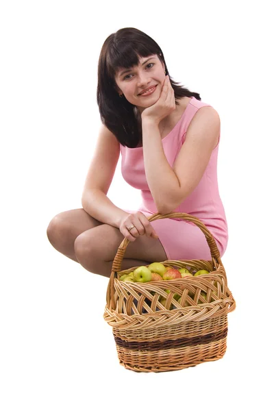 Flicka med en korg av äpplen. — Stockfoto