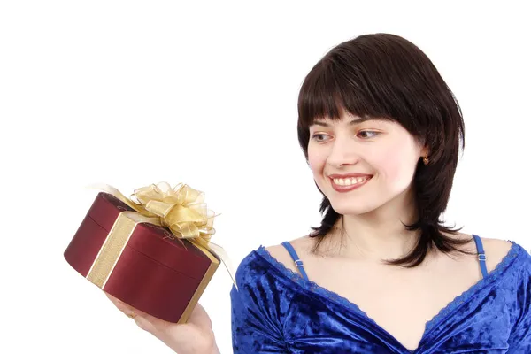 Frau mit Geschenk. — Stockfoto