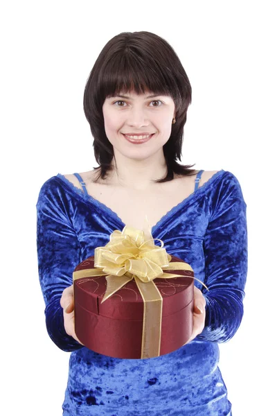 Schöne Frau mit einem Geschenk. — Stockfoto