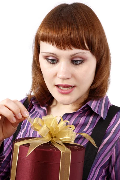 Překvapení. žena s dárkem. — Stock fotografie